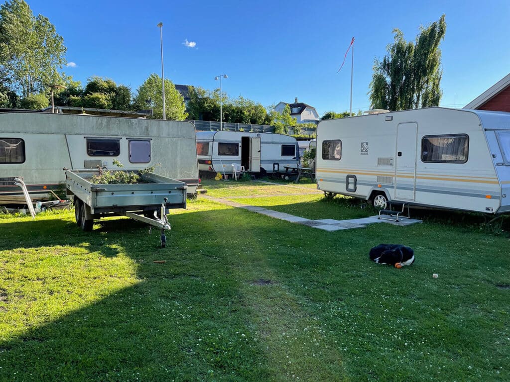 To autocampere parkeret vores herberg Skrænten i Aarhus.