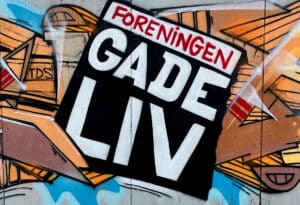 Et grafiti vægmaleri med ordene "Foreningen Gadeliv".